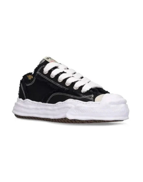 FH Low-Top Sneaker